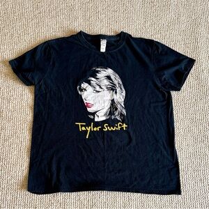 Taylor Swift 1989 red lipstick script black t-shirt Size L